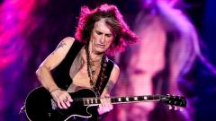 Aerosmith: Joe Perry ricoverato d'urgenza dopo un malore durante un concerto a New York. Problemi respiratori, è fuori pericolo