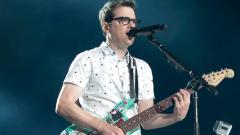 I Weezer pronti alla polemica: Papa Francesco in copertina del singolo. Guarda la foto e il video con i 'cannoli'
