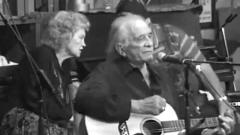 L'ultima esibizione di Johnny Cash, la storia del suo toccante e sofferto ultimo concerto. Guarda il video integrale