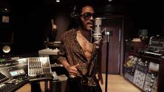 Lenny Kravitz ha pubblicato la sua versione di "How Long Have You Been Blind" in tributo a Harry Belafonte. Guarda il video