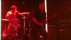 Rissa al concerto dei Queens of the Stone Age: Josh Homme si ferma e rimprovera i coinvolti. Guarda il video