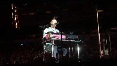 Coldplay: la cover di Crawling in memoria di Chester Bennington. Guarda il video