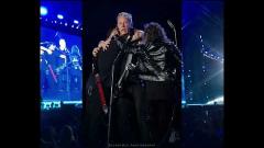 Metallica, James Hetfield si emoziona sul palco e ferma il concerto: "Pensavo di non farcela". E la band lo raggiunge per abbracciarlo