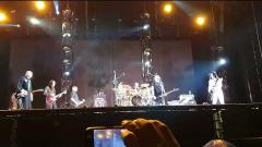 Gli Smashing Pumpkins con Peter Hook reinterpretano dal vivo i Joy Division. Ascolta qui "No Love Lost"