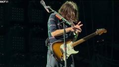 Red Hot Chili Peppers, John Frusciante ha un crampo durante un assolo (ma continua a suonare). Guarda il video
