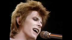 David Bowie, pubblicata la versione restaurata del video di Starman per i 50 anni. Guardalo qui e scopri la storia