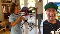 Tom Morello regala la sua Fender Stratocaster alla bambina che aveva suonato Guerrilla Radio in streaming. Guarda il video