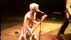 Green Day, quella volta che Billie Joe si presentò completamente nudo sul palco per suonare "She". La storia