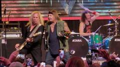 Mötley Crüe, Vince Neil è tornato sul palco dopo l'incidente: il concerto in occasione del "Drinks Giving" fest. Guarda il video