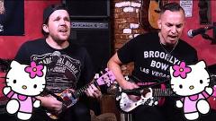 Metallica: Mark Tremonti suona la cover di Welcome Home (Sanitarium) con una chitarra di Hello Kitty! Guarda il video
