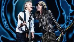 Paul McCartney e Steven Tyler hanno suonato insieme "Helter Skelter" dei Beatles! Guarda il video