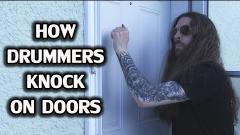 Ecco come bussano alla porta i batteristi rock! Dagli AC/DC ai Black Sabbath, ascolta tutti gli stili