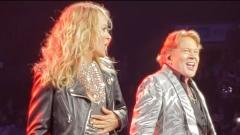 Axl Rose  a sorpresa sul palco durante un concerto di Carrie Underwood e canta Welcome To The Jungle. Guarda il video