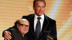 Arnold Schwarzenegger e gli scherzi di Danny DeVito: "Mi riempì il sigaro di marijuana. Tornai sul set sballato"
