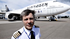 Iron Maiden, Bruce Dickinson non piloterà più l'Ed Force One: "la vita da pilota è stata la più rock'n'roll"
