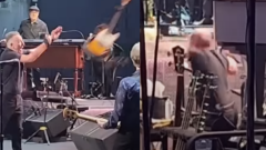 Bruce Springsteen lancia la sua Telecaster e colpisce in testa il tecnico delle chitarre. Guarda il video