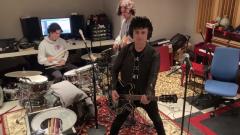 Il concerto casalingo di Billie Joe Armstrong con i figli Joey e Jakob in quarantena. Guarda il video