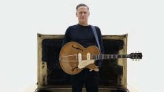 Bryan Adams pubblica il nuovo singolo Kick Ass con John Cleese dei Monty Python: "Non c'è abbastanza rock nel mondo... punto!"