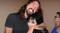 Quella volta in cui Dave Grohl finì in camerino a fumare erba con Joan Jett: "tornai in sala e andai in trip fissando Jerry Lee Lewis"