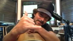 Coronavirus, Eddie Vedder ha suonato "Far Behind" in streaming da casa per i fan in quarantena. Guarda il video