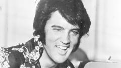 Elvis Presley, quella volta in cui si mise a cantare a sorpresa le canzoni di Natale per i suoi vicini di casa