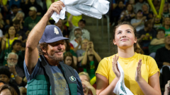 La figlia di Eddie Vedder, Olivia, fa il suo debutto musicale nella colonna sonora del nuovo film di Sean Penn. Guarda il trailer