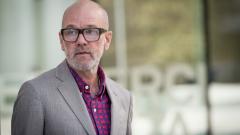 Michael Stipe espone la sua collezione d’arte alla Outsider Art Fair di New York. Guarda le sue opere