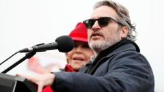 Joker: Joaquin Phoenix è stato arrestato a Washington durante una manifestazione. Le foto e i video