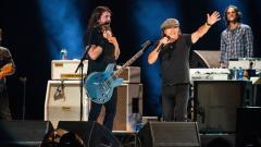 A Los Angels sul palco per beneficenza Foo Fighters, Brian Johnson degli AC/DC e Eddie Vedder. Guarda le foto!