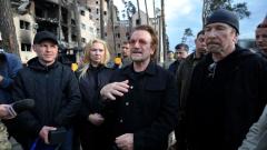U2: Bono e The Edge a Kiev in solidarietà con popolo ucraino. Guarda le foto della visita e del concerto in metropolitana