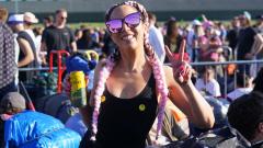 Facce da Glastonbury: le foto del pubblico del primo giorno del leggendario festival inglese