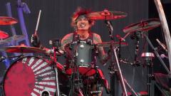 Mötley Crüe, Tommy Lee ha subito un intervento alla mano destra condividendo le foto dell'operazione (ATTENZIONE, IMMAGINI FORTI)