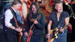 Paul McCartney: le foto del leggendario concerto a Glastonbury con Bruce Springsteen e Dave Grohl!
