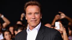 Coronavirus, Arnold Schwarzenegger pubblica la guida degli esercizi perfetti da fare a casa durante la quarantena