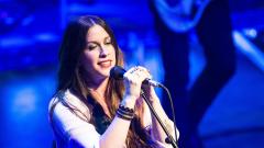 Alanis Morissette pubblica il nuovo singolo "No Return" per la colonna sonora di Yellowjackets. Ascoltalo qui