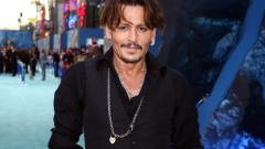 Johnny Depp mostra la sua nuova chitarra ispirata a Pirati dei Caraibi. Guarda la foto
