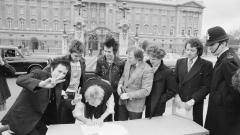 Sex Pistols: le foto della firma del contratto con la A&M Records fuori Buckingham Palace