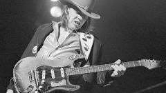 La  storia della tragica fine di Stevie Ray Vaughan. Uno dei più grandi chitarristi blues di tutti i tempi 