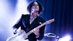 Jack White ha ricomprato la chitarra a un musicista di strada dopo che la sua era stata distrutta durante un'aggressione