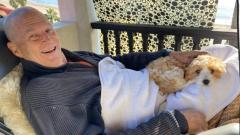 Il Grande Lebowski, Jeff Bridges continua le cure contro il cancro: "mi sento meglio, ho adottato un cagnolino"