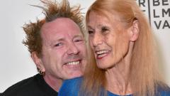Sex Pistols, Johnny Rotten: “Assisto a tempo pieno mia moglie affetta da Alzheimer. È l'amore della mia vita”