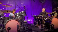 Queen, Nandi Bushell ha sfidato Roger Taylor in una drum battle. Il batterista: "Mi arrendo!". Guarda il video