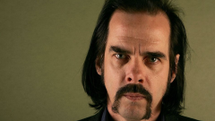 Il consiglio di Nick Cave a chi ha più di 40 anni: "fatevi crescere i baffi da attore porno e imparate a suonare. Con me ha funzionato"