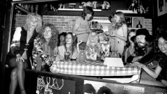 Led Zeppelin, la canzone che Robert Plant scrisse sulla "cultura delle groupies" a Los Angeles