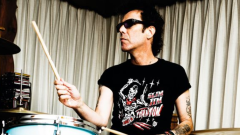 L'omaggio di Slim Jim Phantom degli Stray Cats alla forza del popolo Italiano in quarantena