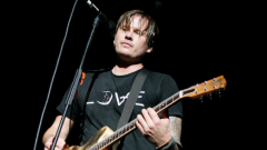 Il ritorno musicale di Tom DeLonge: gli Angels & Airwaves pubblicano il nuovo singolo Rebel Girl