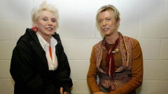Debbie Harry: “Ecco cosa ho imparato a stare in tour con Iggy Pop e David Bowie”