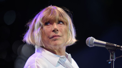 Covid-19, Marianne Faithfull è guarita dal Coronavirus e ha ringraziato medici ed infermieri per averle salvato la vita 