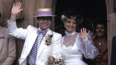 Elton John: l'ex moglie Renate Blauel l'ha denunciato 32 anni dopo la fine del loro matrimonio