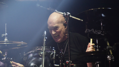 AC/DC, Chris Slade vorrebbe tornare nella band al posto di Phil Rudd: "Non riesco più a camminare, ma posso suonare"